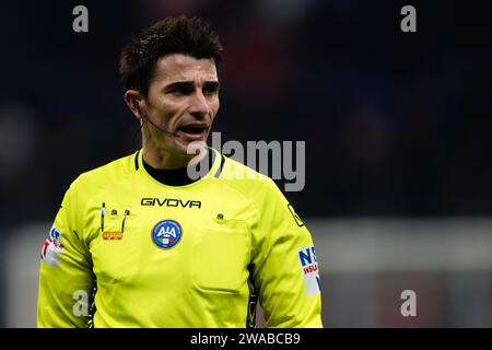 Mailand, Italien. 2. Januar 2024. Schiedsrichter Alessandro Prontera sieht sich beim Coppa Italia Fußballspiel zwischen AC Milan und Cagliari Calcio an. Quelle: Nicolò Campo/Alamy Live News Stockfoto