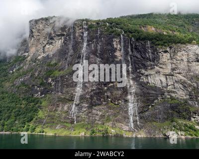 Die Wasserfälle der sieben Schwestern (Dei sju systre) im Geirangerfjord bei Geiranger, Norwegen von einem vorbeifahrenden Kreuzfahrtschiff aus gesehen. Stockfoto