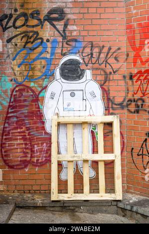 Graffiti-Paste des Astronauten von Straßenkünstler Pall3y, Springfield Court, Glasgow, Schottland, Vereinigtes Königreich, Europa Stockfoto