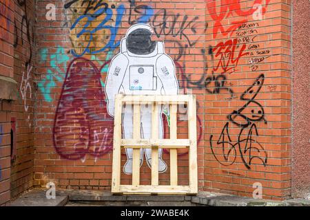 Graffiti-Paste des Astronauten von Straßenkünstler Pall3y, Springfield Court, Glasgow, Schottland, Vereinigtes Königreich, Europa Stockfoto