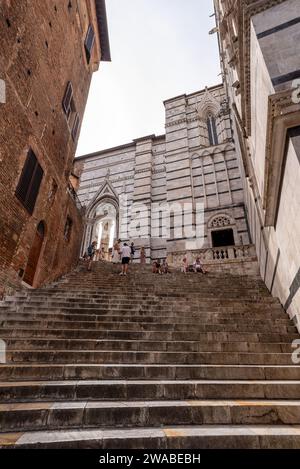 Treppen um die Kathedrale von Siena in der Nähe des Taufhauses, Italien Stockfoto