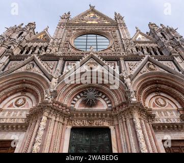 Großes gotisches Portal der Kathedrale von Siena in Italien Stockfoto