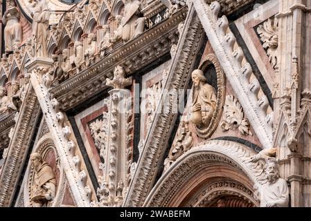 Großes gotisches Portal der Kathedrale von Siena in Italien Stockfoto