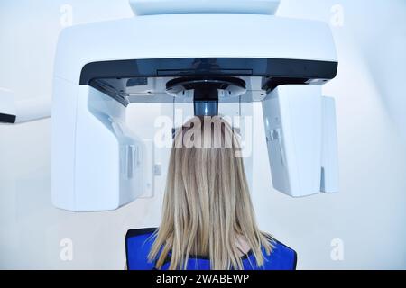 Rückansicht einer Patientin Röntgenbild auf dem Zahnpanorama-Tomographen in der Klinik machen. Zahnheilkunde und Gesundheitskonzept. Stockfoto