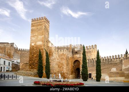 Allgemeine Ansicht des Alcázar der Puerta de Sevilla aus karthagischer, römischer und muslimischer Zeit in Carmona, Sevilla, Andalusien, Spanien Stockfoto