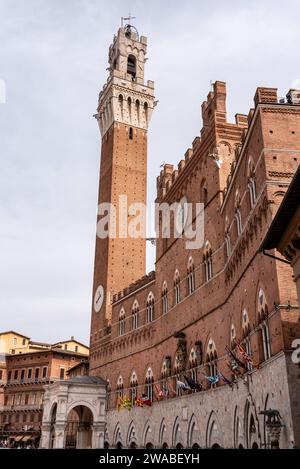 Der berühmte Palazzo Pubblico an der Piazza del Campo in der Innenstadt von Siena, Italien Stockfoto