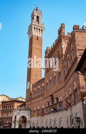 Der berühmte Palazzo Pubblico an der Piazza del Campo in der Innenstadt von Siena, Italien Stockfoto