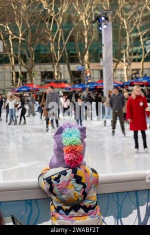 Bryant Park Winter Village hat eine beliebte Eislaufbahn in New York City, USA 2023 Stockfoto