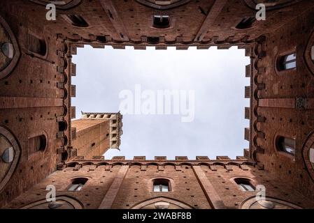 Der Innenhof des Palazzo Pubblico im Zentrum von Siena, Italien Stockfoto