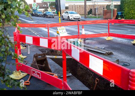 Old Windsor, Großbritannien. Januar 2024. Gas Network, Cadent, ersetzt Gasleitungen entlang der Straight Road in Old Windsor, Berkshire. Die Ampeln verursachen Verzögerungen in der Gegend, und die Arbeiten werden voraussichtlich im Frühjahr 2024 fortgesetzt. Kredit: Maureen McLean/Alamy Stockfoto