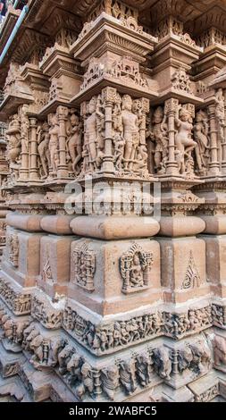 Die osischen Tempel in Rajasthan, Indien, sind eine Gruppe von alten Hindutempeln und Jain-Tempeln. Skulpturen von hindugottheiten n Göttinnen an den Wänden Stockfoto