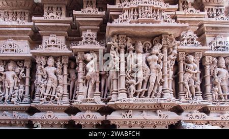 Die osischen Tempel in Rajasthan, Indien, sind eine Gruppe von alten Hindutempeln und Jain-Tempeln. Skulpturen von hindugottheiten n Göttinnen an den Wänden Stockfoto