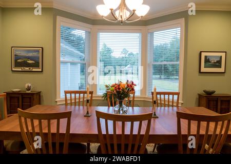 Großer Vorort-Speisesaal mit einem Holztisch mit Sitzgelegenheiten für acht Personen, South Carolina, USA. Stockfoto