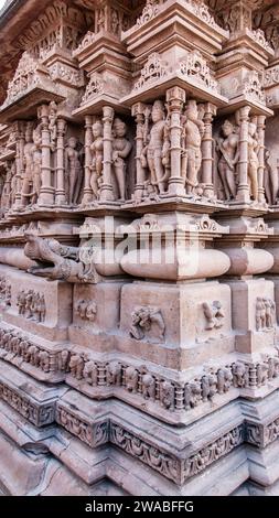 Die osischen Tempel in Rajasthan, Indien, sind eine Gruppe von alten Hindutempeln und Jain-Tempeln. Skulpturen von hindugottheiten n Göttinnen an den Wänden Stockfoto