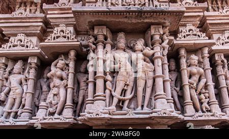 Die osischen Tempel in Rajasthan, Indien, sind eine Gruppe von alten Hindutempeln und Jain-Tempeln. Skulpturen von hindugottheiten n Göttinnen an den Wänden Stockfoto