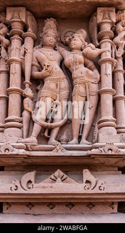 Die osischen Tempel in Rajasthan, Indien, sind eine Gruppe von alten Hindutempeln und Jain-Tempeln. Skulpturen von hindugottheiten n Göttinnen an den Wänden Stockfoto