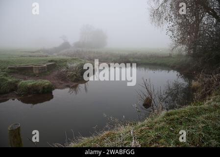 Der Fluss Arrow bei Studley an einem nebeligen Morgen im Winter. Stockfoto