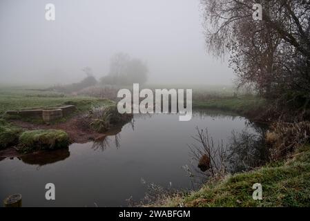 Der Fluss Arrow bei Studley an einem nebeligen Morgen im Winter. Stockfoto