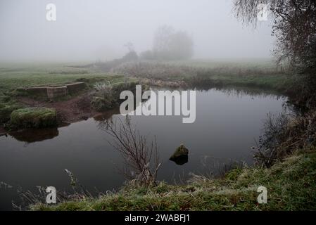 Der Fluss Arrow bei Studley an einem nebeligen Morgen im Winter. Stockfoto