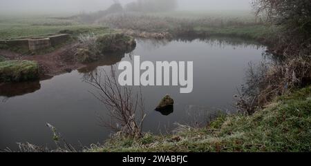 Der Fluss Arrow bei Studley an einem nebeligen Morgen im Winter. Stockfoto