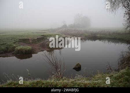 Der Fluss Arrow bei Studley an einem nebeligen Morgen im Winter. Stockfoto