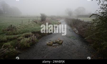 Der Fluss Arrow bei Studley an einem nebeligen Morgen im Winter. Stockfoto