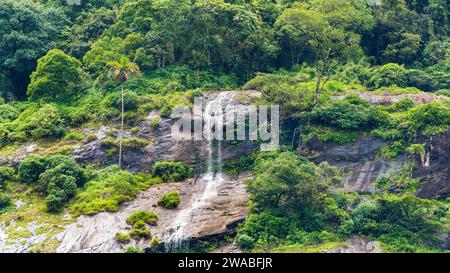 Wunderschöner saisonaler Wasserfall auf dem Weg nach Anakulam von Munnar. Dieser Wasserfall dauert nur bis zum Ende der Monsunsaison. Stockfoto