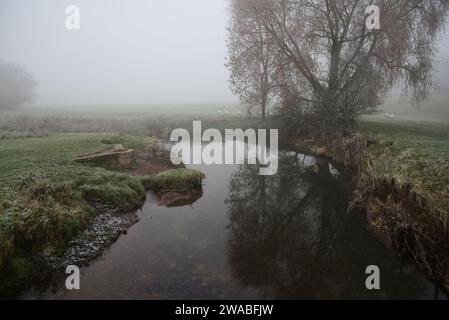 Der Fluss Arrow bei Studley an einem nebeligen Morgen im Winter. Stockfoto