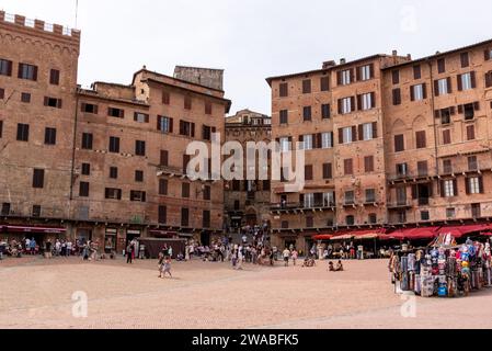 Alte mittelalterliche Backsteinhäuser rund um die berühmte Piazza del Campo im Zentrum von Siena, Italien Stockfoto