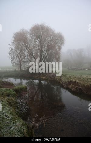 Der Fluss Arrow bei Studley an einem nebeligen Morgen im Winter. Stockfoto