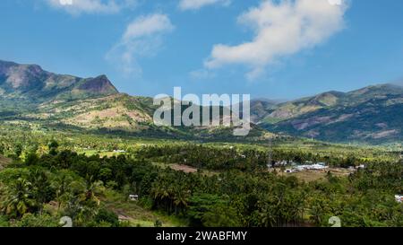 Wunderschöner Blick auf eine Landschaft auf der Straßenseite auf dem Weg nach Kanthalloor von munnar. Stockfoto