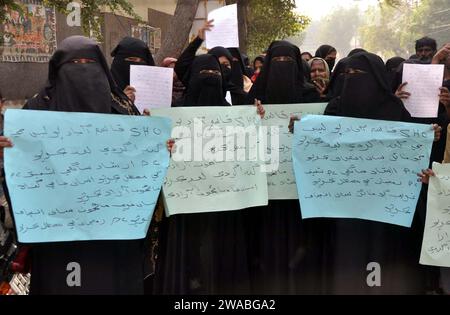 Die Bewohner von Qasimabad halten am Mittwoch, den 3. Januar 2024, im Pressesaal von Hyderabad eine Protestdemonstration gegen die hohe Unversehrtheit der Polizei ab. Stockfoto