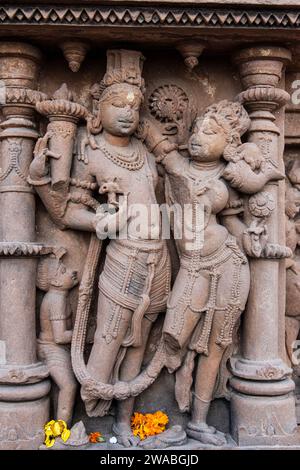 Die osischen Tempel in Rajasthan, Indien, sind eine Gruppe von alten Hindutempeln und Jain-Tempeln. Skulpturen von hindugottheiten n Göttinnen an den Wänden. Stockfoto