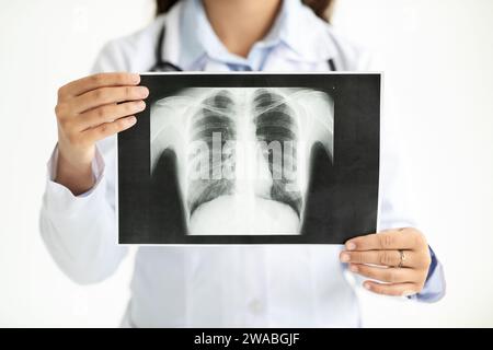 Nicht erkennbare Ärztin zeigt Patienten-CT-Scan Stockfoto