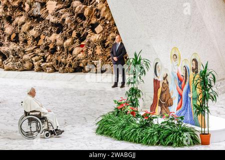 Vatikanstadt, Vatikanstadt. Januar 2024. Papst Franziskus betet vor einer Krippe am Ende seiner wöchentlichen Generalaudienz im Saal Paul VI. Im Vatikan am 3. Januar 2024. Quelle: Riccardo De Luca - Update Images/Alamy Live News Stockfoto