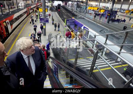 Image ©Lizenzierung an Parsons Media. 02/10/2021. London, Vereinigtes Königreich. Premierminister Boris Johnson besucht das Hauptkrankenhaus von Leeds. Premierminister Boris Johnson kommt nach Leeds, um mit dem Minister für Gesundheit und Soziales Sajid Javid im Vorfeld der Konservativen Parteikonferenz in Manchester das Leeds General Infirmary zu besuchen. Foto von Andrew Parsons / Parsons Media Stockfoto