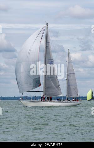 Spinnaker Up diese Swan 65 Ketch GBR1665 Desparado Segelyacht im Cowes Week Regatt ist eine Sache der Schönheit. Die Cowes Week ist eine jährliche Veranstaltung Stockfoto