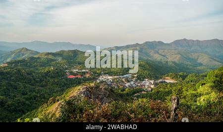 Blick auf das Dorf von Hills war Elefanten Aussichtspunkt am Abend im Thong Pha Phum Nationalpark in Kanchanaburi, Thailand Stockfoto