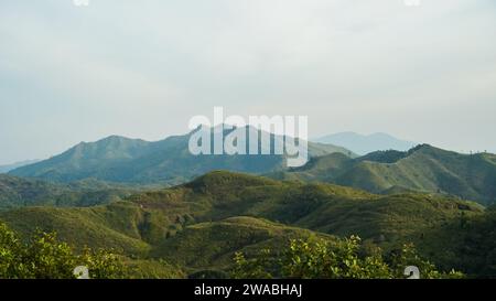 Blick auf das Dorf von Hills war Elefanten Aussichtspunkt am Abend im Thong Pha Phum Nationalpark in Kanchanaburi, Thailand Stockfoto