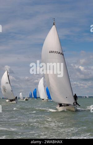 Schließen Sie Segelboote während der Cowes Week Segelregatta in Solent vor der Nordküste der Isle of Wight in Südengland Stockfoto