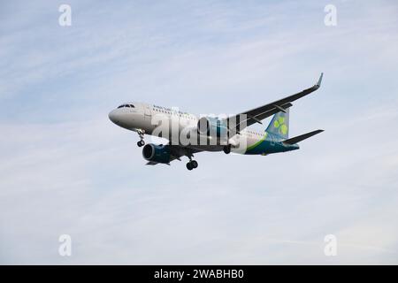 Brandneuer irischer Aer Lingus Airbus A320neo Passagierflugzeug Registrierung EI-NSD im kurzen Finale für eine Landung auf der Piste 27L am Flughafen Heathrow Stockfoto