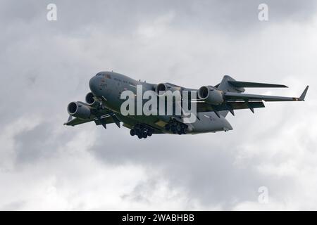 Die Boeing C-17A Globemaster III ZZ177 der britischen Royal Air Force kommt für die RIAT bei der RAF Fairford in Südengland an Stockfoto