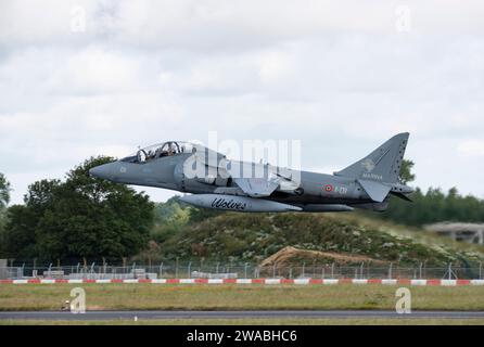 Die spanische Marine McDonnell Douglas AV-8B Harrier II (Matador) Jump Jet Fighter Flugzeug MM55032 startet nach der RIAT in Südengland Stockfoto