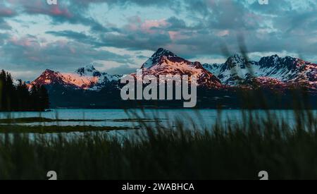 Sonnenuntergang mit Farben über den Bergen am See in Alaska. Stockfoto