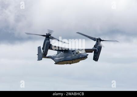 Die United Sates Air Force Bell-Boeing CV-22B Osprey Tilt Rotor Aircraft 110058 der 7th Special Operations Squadron demonstriert dieses einzigartige Flugzeug Stockfoto