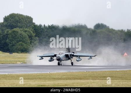 Luftwaffe Eurofighter EF2000 Typhoon 4429 vom Taktischen Luftwaffengeschwader 33 landet auf einer nassen Fairford-Landebahn beim RIAT Stockfoto