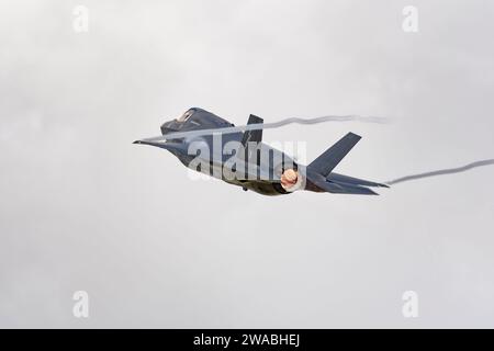 Royal Air Force 617 Squadron Lockheed Martin F-35B Lightning II Stealth Multirole Kampfflugzeug ZM155 startet nach der RIAT von der RAF Fairford Stockfoto