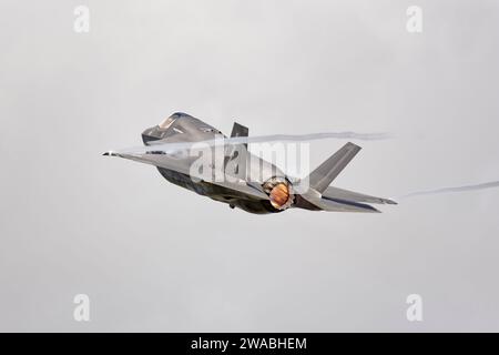 Royal Air Force 617 Squadron Lockheed Martin F-35B Lightning II Stealth Multirole Kampfflugzeug ZM155 startet nach der RIAT von der RAF Fairford Stockfoto