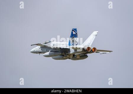 Die finnische Luftwaffe McDonnell Douglas F/A-18C Hornet Combat Jet FN-411 verlässt die RAF Fairford in Südengland, nachdem sie am RIAT teilgenommen hat Stockfoto