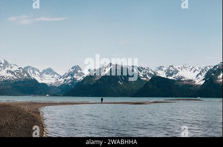 Die Person steht vor dem Berg, um eine Perspektive auf die Größe des Berges zu geben. Stockfoto